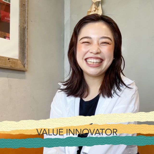 .
人の喜びに 喜びを覚え 常に新しいアイディアに取り組む仲間たち
"VALUE INNOVATOR"

2022年度No.1ルーキー
麻田 楓さん

＊わくわくして来店してほしい・・・
お客様を思い浮かべて作成する その方だけのメッセージカード
＊新人のロープレに一つひとつ丁寧にフィードバック
時に真剣な眼差しで、時に満面の笑みを浮かべながら和やかな指導の様子
後輩から「色々な刺激をくれる人」と尊敬される存在

入社時から明るく元気な人柄と、自分の意見を伝える芯の強さで評判の麻田さん。チームを一手に任され、2年目にして新人のトレーナーも務めます。
もともとブライダル志望ではなかったという麻田さんですが、現在の心境やモチベーション、No.1ルーキーに選ばれた秘訣、今後の活躍について・・・たくさんお話してくれました！

▷YouTube
"DLIGHT LIFE & HOTELS"チャンネル
https://www.youtube.com/watch?v=zVAfQrx_-Mc&t=644s
「若手活躍の秘訣？No.1ルーキーの一日に密着してみた！！」

-------------------------------------

#DLIGHT #DLIGHTLIFEANDHOTELS
#dlight #dlightlifeandhotels
#ディライト
#anniversary
#サービス
#ホテル #レストラン #ブライダル
#hotel #restaurant #bridal
#採用 #新卒採用